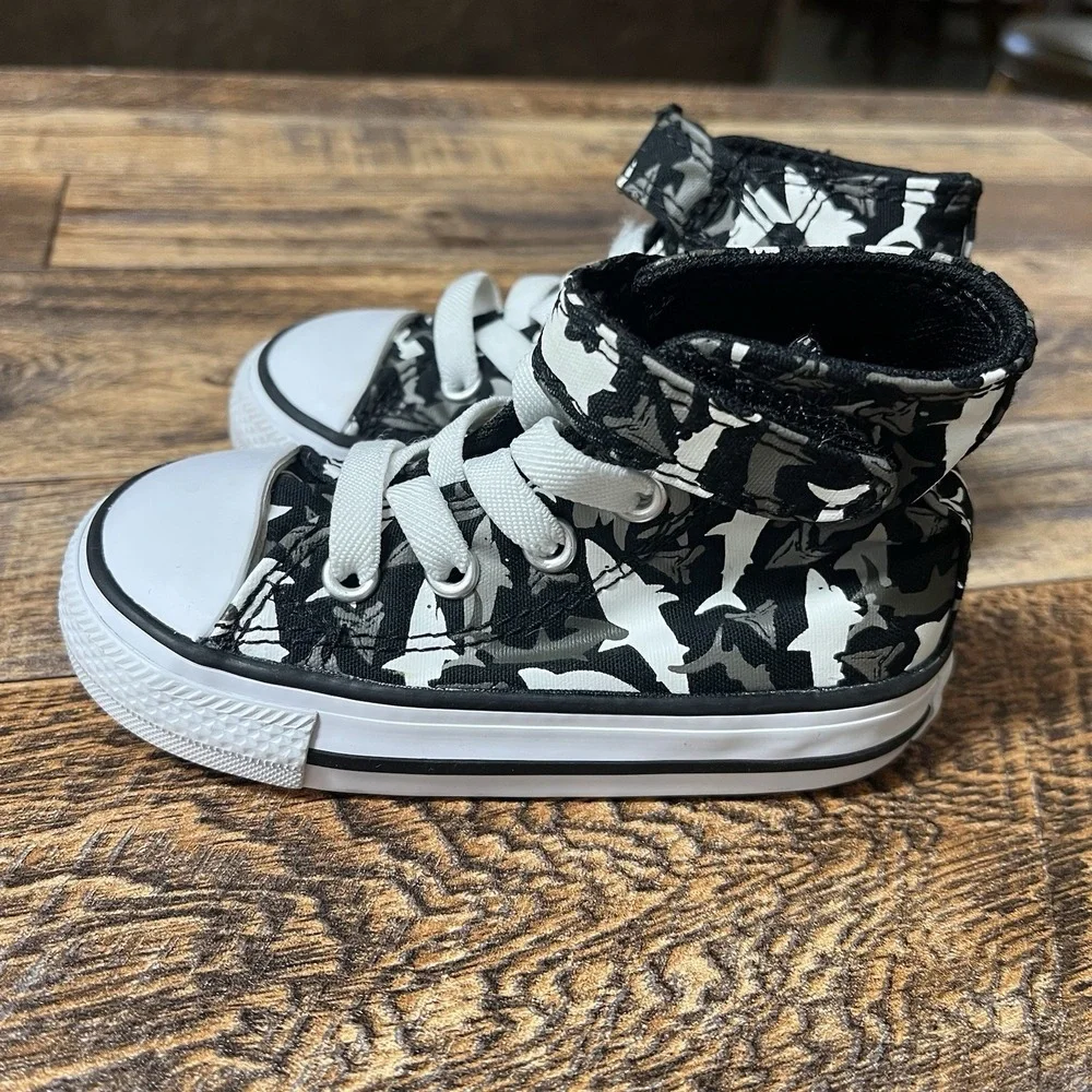 Converse All Star Kids Chuck Taylors High Top Sneakers Toddlers Sz 5 Sharks